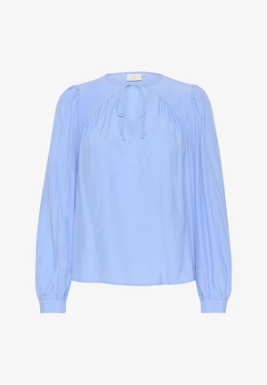 Heled sinine pikakarvaline pluus, millel on kogutud õlad, nööriga krae ja sile tekstuur. Omab mugavat lõiget ja nööbitavaid varrukaotsi.