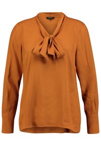 Brændt orange bluse med lange ærmer, V-hals og sløjfedetalje ved kraven. Glat struktur, afslappet pasform og let buet kant.