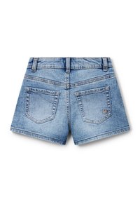Pantalones cortos de mezclilla en un lavado azul claro, con un diseño clásico de cinco bolsillos, costuras visibles y un pequeño logotipo bordado en el bolsillo trasero.