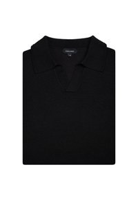 Czarny sweter z dekoltem w serek i krótkim kołnierzem. Wykonany z dzianiny, posiada metkę z napisem "PROCHNIK" i rozmiarem "M."