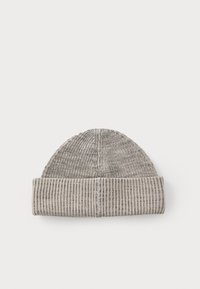 Gorro de punto en gris claro con un patrón de canalé texturizado y un dobladillo doblado. El material parece suave y flexible, adecuado para proporcionar calidez.