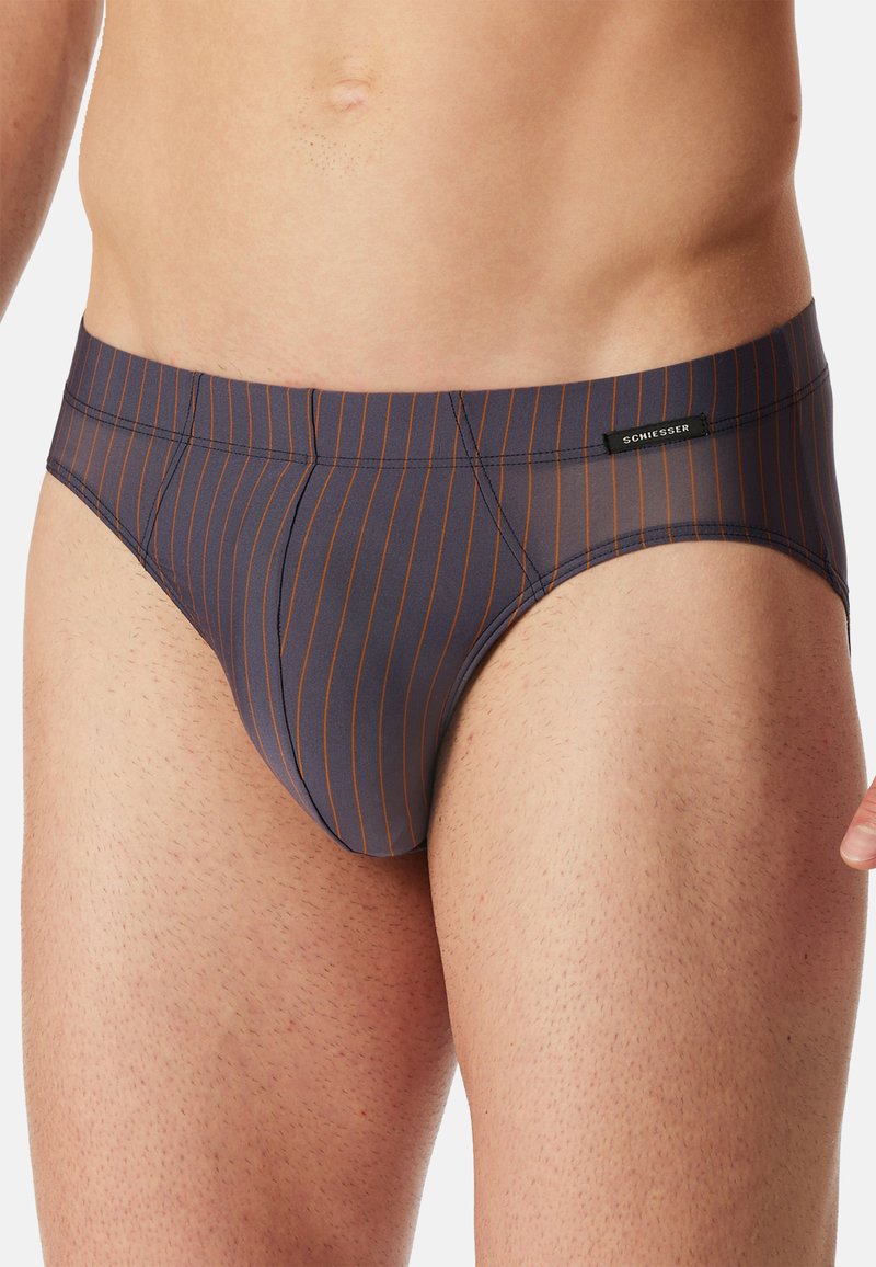 Herrenunterhosen in Dunkelblau mit schmalen orangen vertikalen Streifen. Aus glattem Stoff gefertigt. Verfügt über einen bequemen Bund und ein Logo-Label.