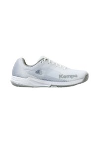 Sapatilha desportiva branca com um upper texturizado, detalhes em cinza claro e uma sola de borracha cinza. Apresenta o logótipo "Kempa" na lateral.