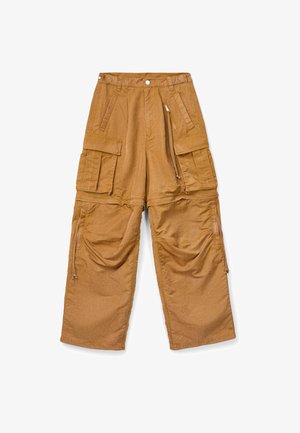 Braune weite Cargo-Hosen mit mehreren Taschen, Reißverschluss-Details, Gürtelschlaufen und einem Knopfverschluss an der Taille, flach auf einem weißen Hintergrund liegend dargestellt.