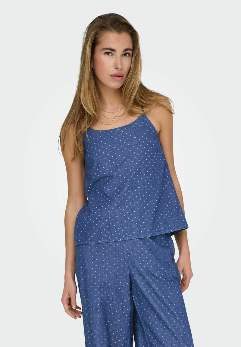 Blauw katoenen twee-delig outfit met een losse tanktop en wijde broek, met een klein stippenpatroon en spaghettibandjes.