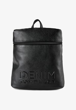 Sac à dos en cuir texturé noir avec fermeture éclair sur le dessus et nom de la marque embossé "DENIM TOM TAILOR" sur le panneau avant.