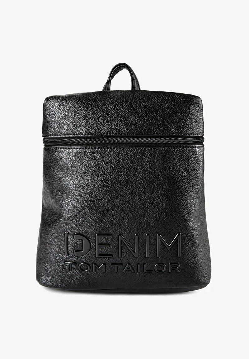 Sac à dos en cuir texturé noir avec fermeture éclair sur le dessus et nom de la marque embossé "DENIM TOM TAILOR" sur le panneau avant.