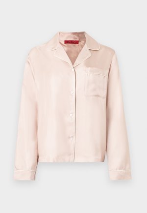 Roze satijnen pyjamashirt met lange mouwen, een kraag met een inkeping, knoopsluiting aan de voorkant, een enkele borstzak en witte biezen langs de randen.