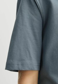 Jack & Jones Junior T-SHIRT GEDRUCKT T-SHIRT JUNIOR - Trükipildiga T-särk - stormy weather