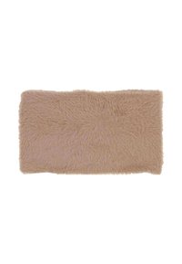Alfombra rectangular de color beige, con una textura suave y esponjosa y fibras largas, exhibida sobre un fondo blanco.