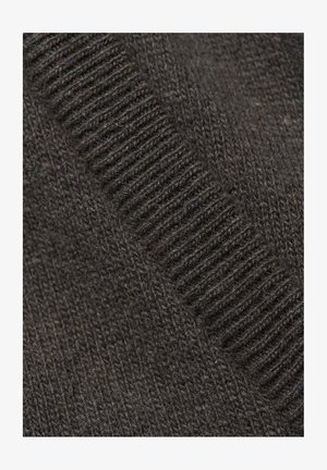 Brązowa wełniana tkanina o teksturowanym wzorze dzianiny. Zawiera ribbedowe akcenty oraz gładką sekcję, ukazującą połączenie miękkich i szorstkich włókien.