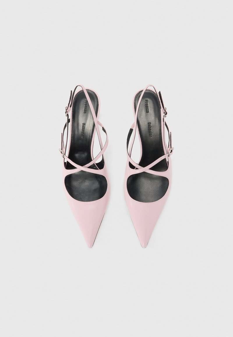 Lyserøde læder slingback hæle med spidse tæer, der har udskæringer og sorte indersåler. Stropperne krydser over toppen for en sikker pasform.