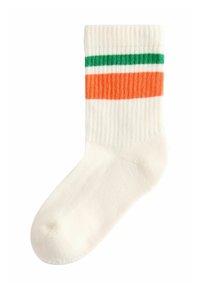 Witte katoenen sok met ribbeltextuur, voorzien van oranje en groene strepen nabij de bovenkant. Rondneus en enkellange uitvoering.
