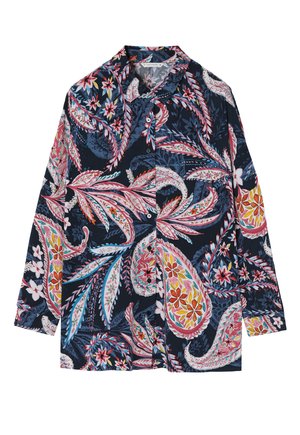 Chemise à boutons en tissu bleu marine avec un motif paisley dynamique en rose, rouge, blanc et vert. Présente un col classique et des manches longues.