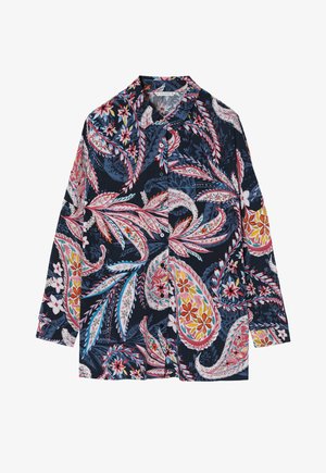 Chemise à boutons en tissu bleu marine avec un motif paisley dynamique en rose, rouge, blanc et vert. Présente un col classique et des manches longues.