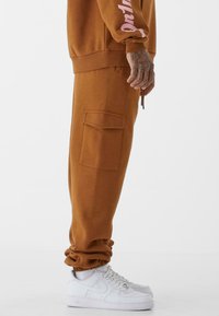 9N1M SENSE ESSENTIAL - Tepláky - brown