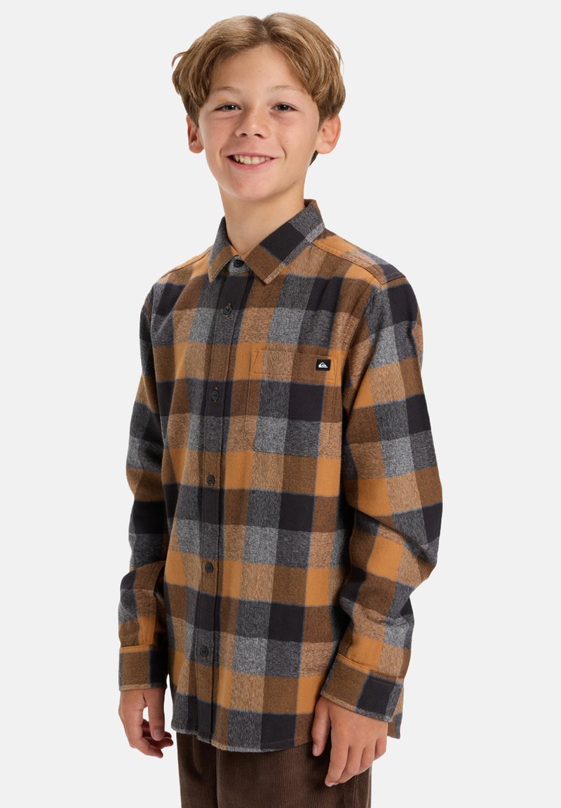 Flanellen shirt met een bruin, grijs en zwart ruitpatroon. Knopsluiting aan de voorkant, kraag en klein logo op de borstzak. Zachte textuur.
