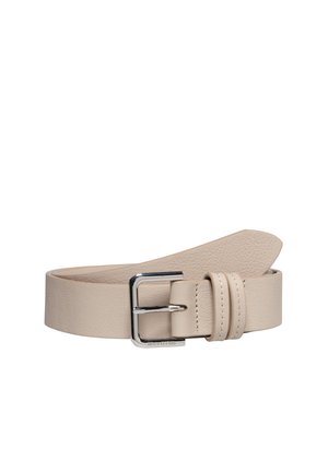 Beige leren riem met zilveren rechthoekige gesp en twee doorgestikte lussen, opgerold op een witte achtergrond.