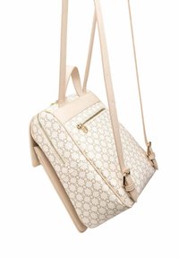 Borsa beige con motivo logo, forma strutturata, doppio manico, tasca frontale con zip e dettagli in metallo dorato. Materiale testurizzato.
