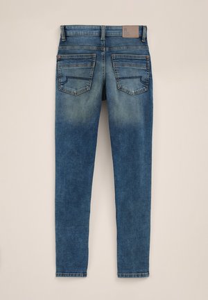 Jeans in denim blu con lavaggio sbiadito, design a cinque tasche, tasche posteriori rettangolari e una toppa in pelle sulla cintura.