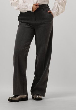 Grijze, op maat gemaakte broek met een rechte pasvorm, voorzien van een subtiele textuur en zijzakken, gecombineerd met metalen schoenen.