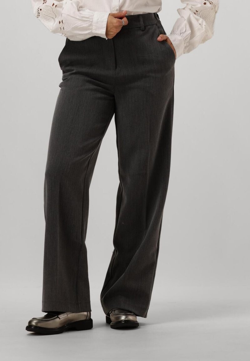 Grijze, op maat gemaakte broek met een rechte pasvorm, voorzien van een subtiele textuur en zijzakken, gecombineerd met metalen schoenen.