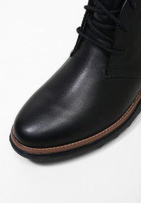 Clarks Kotníkové boty na klínu - black