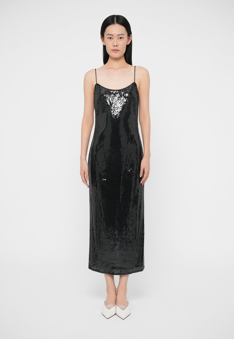 Čierne šaty na tenkých ramienkach s flitrami, dĺžka po kolená, priliehavý strih, lesklý povrch, s jemným V-tvarovaným dizajnom z flitrov na prednej strane.