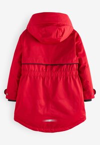 Rød, vandtæt parka med hætte, elastisk talje og sorte detaljer. Har en rundet kant og reflekterende detaljer på ryggen.