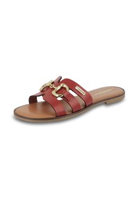 Sandale à glissière en cuir rouge avec trois bandes horizontales, accent en matériel doré et semelle plate. Présente une finition lisse et un design à bout ouvert.