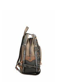 Mochila compacta en tonos marrón y negro, con múltiples compartimentos con cremallera y correa para el hombro ajustable, vista lateral.
