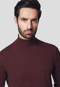 Bordowy sweter z golfem, wykonany z delikatnej przędzy, z dopasowanym fasonem i prążkowanym dekoltem. Gładka tekstura bez wzorów.