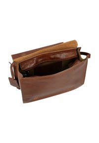 Borsa a tracolla in pelle marrone con pattina in suede, dotata di zip e tasche interne. Texture liscia e forma rettangolare strutturata.