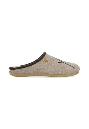 Zapatilla de felpa gris con un ribete marrón oscuro, forma redondeada y suela de goma. Presenta un acento en forma de pez y un sencillo detalle de costura negra.