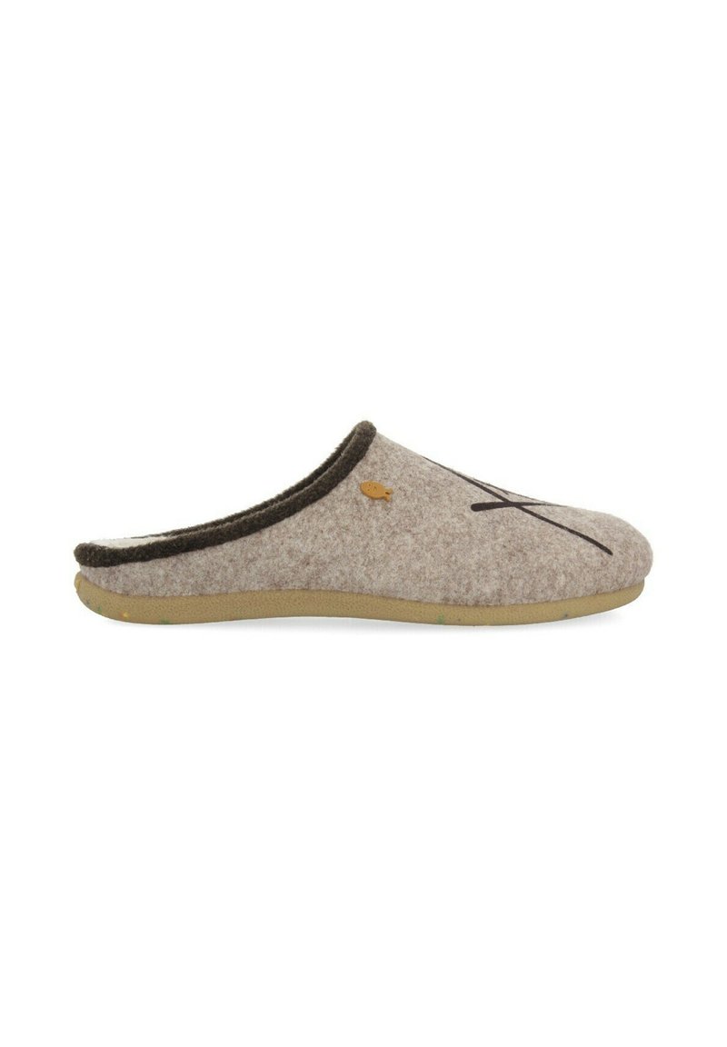 Zapatilla de felpa gris con un ribete marrón oscuro, forma redondeada y suela de goma. Presenta un acento en forma de pez y un sencillo detalle de costura negra.