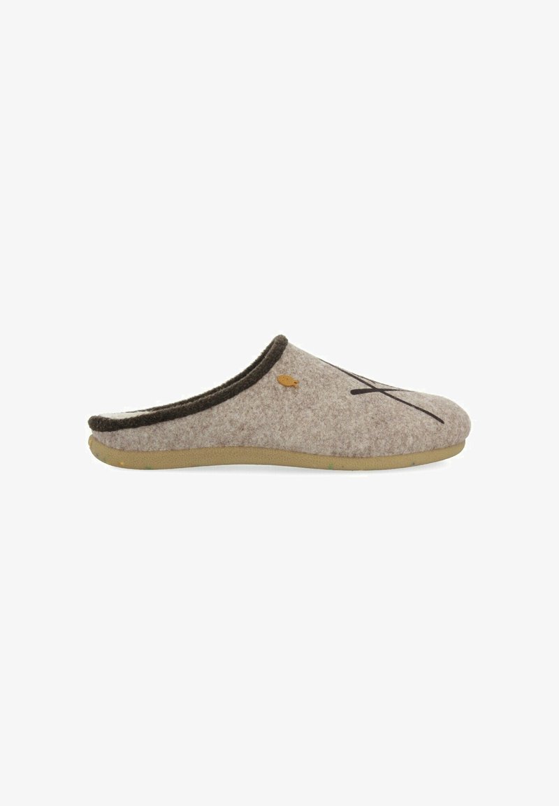 Zapatilla de felpa gris con un ribete marrón oscuro, forma redondeada y suela de goma. Presenta un acento en forma de pez y un sencillo detalle de costura negra.
