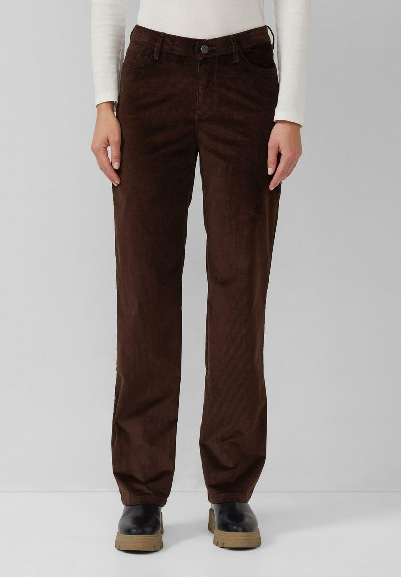 Pantaloni in velluto a coste marroni con design a gamba dritta, dotati di due tasche frontali, chiusura con bottone e un tessuto morbido e testurizzato.