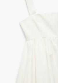 Weißes ärmelloses Kleid mit tailliertem Oberteil und gerafftem Rock, mit breiten Schulterträgern und glatter Stoffstruktur.
