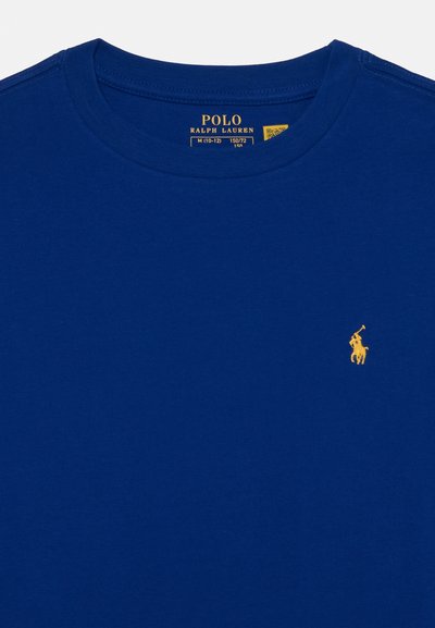 T-shirt en coton bleu avec col rond et manches courtes, présentant un petit logo de joueur de polo jaune sur la poitrine gauche.