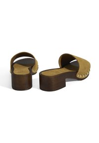 Tan suède platform sandalen met afgeronde open teen, houten hak en gouden studs aan de zijkant. Gevoerd met een textuur voor comfort.