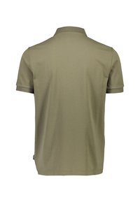 Polo shirt a maniche corte verde oliva con colletto classico, texture del tessuto morbido e design della schiena dritta. Senza loghi o accenti visibili.