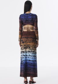 Lang, aansluitend jurkje met lange mouwen, open rug en een gradient ontwerp met blauwe, bruine en zwarte tekstpatronen. Lichte, elastische stof.