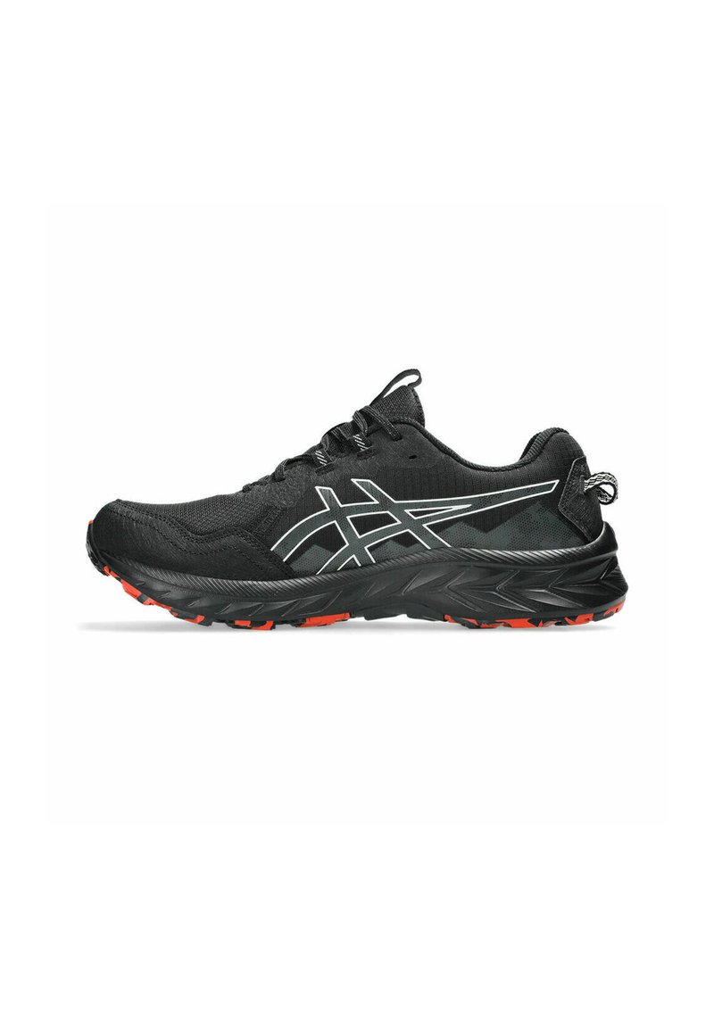 Zapatilla de running negra con parte superior de malla texturizada, acentos reflectantes en blanco y suela de goma negra y roja con patrón. Diseñada para el rendimiento.