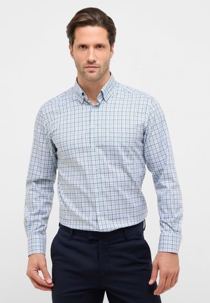 Overhemd met knopen in lichtblauw met een rasterpatroon in groen en paars. Lange mouwen, aansluitend ontwerp en een spitse kraag.