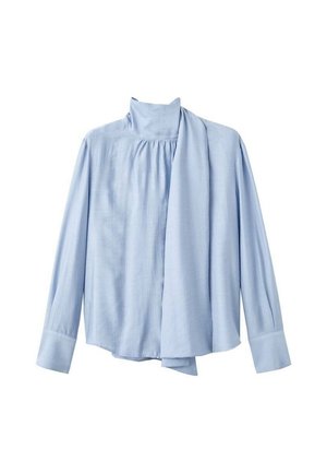 Blouse bleu clair à manches longues avec col montant et détail d'écharpe drapée attachée, confectionnée dans un tissu doux légèrement texturé.