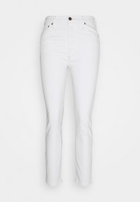 Jeans blancs slim fit avec cinq poches, fermeture à bouton et détails en rivets cuivrés, présentés sur un fond clair uni.