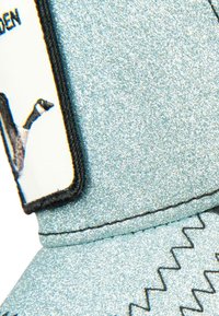 Cappellino blu chiaro luccicante con un patch rettangolare che presenta un'illustrazione di un'oca, dettagli di cucitura nera e cuciture a zig zag sulla visiera.