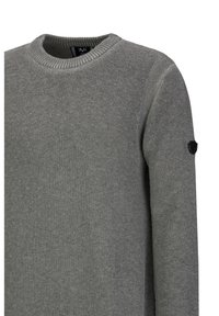 Grauer Strickpullover mit rundem Ausschnitt und gerippten Kanten. Verfügt über ein kleines schwarzes Logo-Patch am linken Ärmel. Weiches, strukturiertes Material.