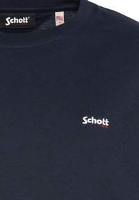 Navyblaues T-Shirt aus Baumwolle mit geripptem Rundhalsausschnitt. Verfügt über ein weißes, gesticktes "Schott"-Logo und rote Akzente.