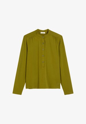 Langärmliges olivgrünes Oberteil mit Rundkragen, Knopfleiste und gerafftem Schulterdetail. Hergestellt aus weichem Stoff mit einem Logo am Saum.